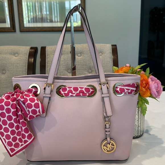 Authentic Michael Kors saffiano bag with scarf - Picture 1 of 13